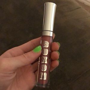 Buxom Full-on lip polish in Dolly